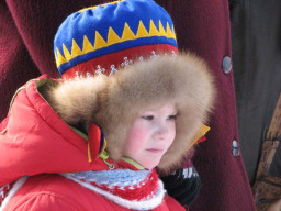 Ребенок в национальном саамском уборе