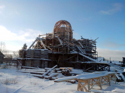 Строящаяся правосланая христианская церковь в с.Краснощелье. Октябрь 2013 года