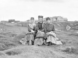 Село Ловозеро, 1955 год Женщины в саамских костюмах