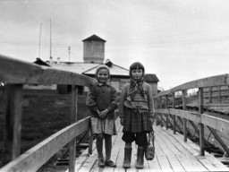 Село Ловозеро. На мосту через р. Вирма у старой почты. 1960е