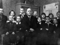 Ученики школы в п. Ильма и директор школы Павлов Антон Григорьевич. 1956 г.