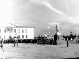 Памятник И.В.Сталину. Начало 1950х годов