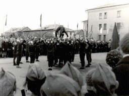 Ревда. Торжественные линейки советских школьников на площади перед Клубом Горняков, 1960-1970е гг.