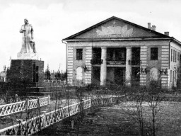 Ревда. Центральная площадь перед клубом горняков. 1961 год