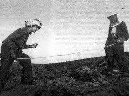 И.В.Буссен (слева) и В.Краснова документируют разведочную канаву на г.Нинчурт. 1935