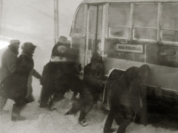Рейсовый автобус в снежном заносе. Конец 1950-х