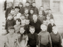 Ученики Ильменской школы (посёлок Ильма). 1948 год. Учитель Анна Ильинична Маташ