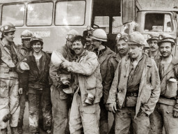 Бригада горнорабочих. В центре бригадир Лангуев Г. Ф. 1988 год