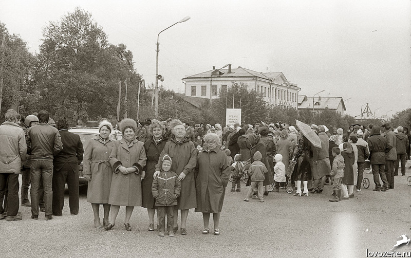 На демонстрации трудящихся. Ловозеро. 1980-е