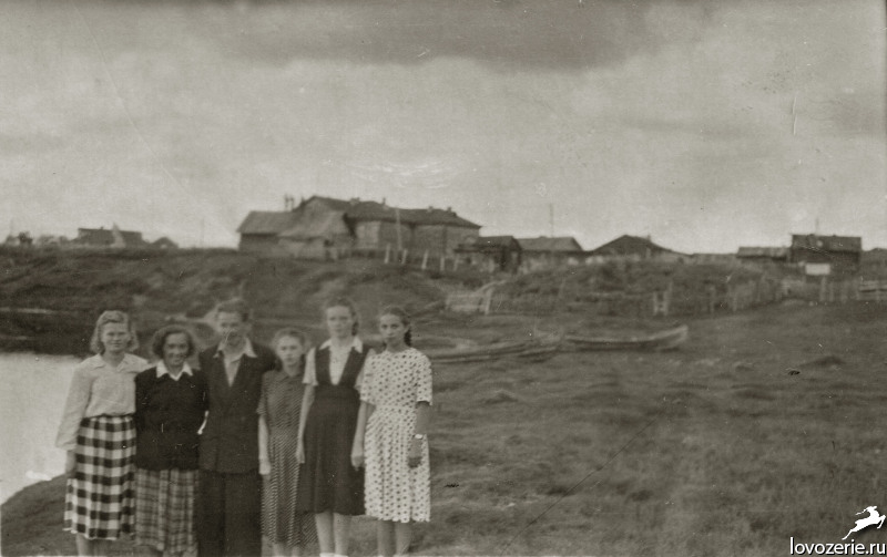Керт Г.М. и его помощницы по сбору материала по саамскому языку. Ловозеро. 1954 год.