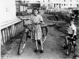 Ловозеро. 196x. Молодые ловозерцы на фоне строящегося дома Вокуева-1. Фото из соцсетей
