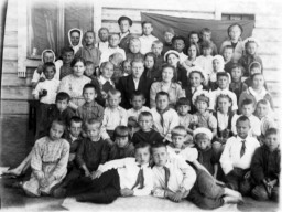 1949 год. с.Ловозеро. Пионерский лагерь. Из семейного архива.