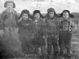 Конец 1950-х. Ловозерские дети. Боря, Вася, Сема, Леша, Коля. Из семейного архива.