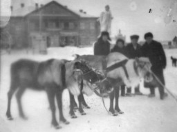 1953 год. Январь. Ловозеро. На Советской площади. Из семейного архива.