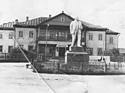 Ловозерская площадь. Памятник В.И. Ленину