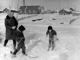 Ловозеро. Слева Вокуева 17. Узнаете? Из фотоархива А.Пшеничникова