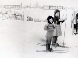 Ловозеро. Юные лыжники. Слева Вокуева 17. Деревянный. Из фотоархива А.Пшеничникова