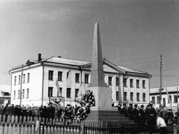 Возложение венков к памятнику погибшим летчикам 9 мая 1965 г.