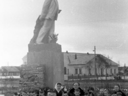 Ловозеро - 196x. Школьники у памятника В.И. Ленину