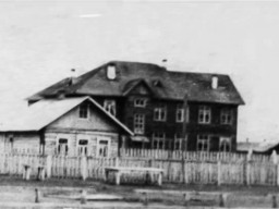 с.Ловозеро. Начало 1960-х. Вид на здание школы со стадиона