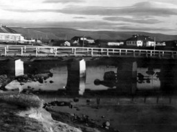 с.Ловозеро начала 1960-х, ул.Советская. Мост через р. Вирма