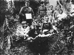 А.В. Барченко (слева вверху) с участниками экспедиции на оз. Ловозеро у «священного» лопарского подземного лаза. 1922 г.