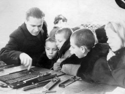 Ловозеро. Экскурсия школьников в типографию. 1963 - 1964 г.
