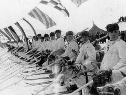 1945 г. - 11-й традиционный Праздник Севера в городе Мурманске. Колонна гонщиков на оленях