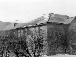 Отштукатуренная  старая бревенчатая средняя школа. Позднее Дом пионеров. 1970-е