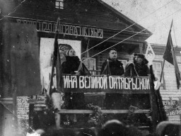 Митинг в селе Ловозеро, посвященый XXIII годовщине ВОСР. 1940 г.