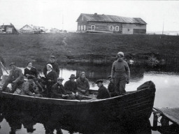 Геологи отправляются на работу. с.Ловозеро. Река Вирма. 8 июня 1935 года