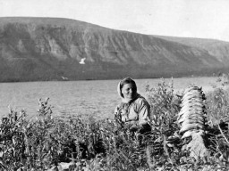 Саамская женщина на берегу озера
