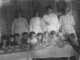 Группа детей в детском саду в с. Ловозеро. 1938 год