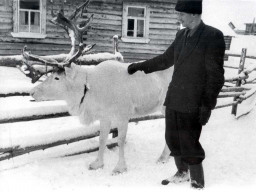 Керт Г.М. возле белого оленя. 1984 г.