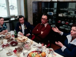 Чукотский писатель Юрий Рытхеу в гостях у семьи оленевода-саами. Ловозеро. 1980 год