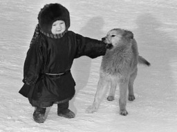 Маленький житель саамского колхоза «Тундра» Володя Валиев и его собака Дружок. 1970 год