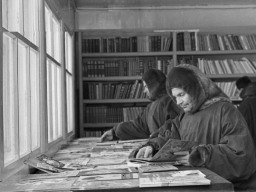 В книжном магазине села Ловозеро. 1961 год