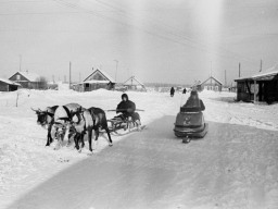 Зимний транспорт на улицах Ловозера