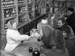 В продовольственном магазине. 1966 год