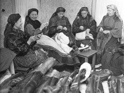 Ловозеро. Женщины занимаются шитьем традиционной одежды из оленьего меха. 1966 год