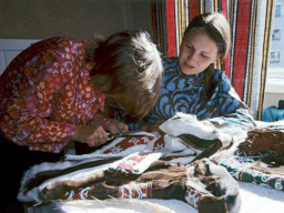 Саамская семья Юшковых шьет национальную одежду. 1972 год