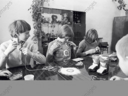 Дети в кружке декоративно-прикладного искусства, Дом пионеров с.Ловозеро. 1981 год