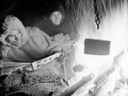 Оленевод читает журнал возле костра. 1973 год