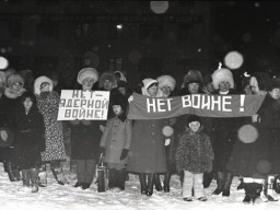 Митинг протеста с факельным шествием против ядерной войны в Ловозере. Декабрь 1984 года