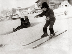 На зимних горках в с.Ловозеро. 1976 год