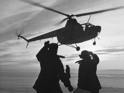 Вертолет Ми-1 во время доставки грузов в труднодоступные районы Кольского полуострова. 1956 г.