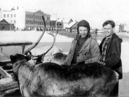 Виталий Малышев и Александр Круглов в саамском селе Ловозеро. 1960 год