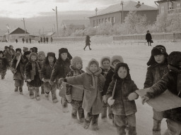 Группа детсада идет со снежной горки. Ловозеро. 1976 год