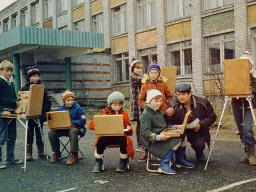 Ученики художественной школы с.Ловоозера на "натуре". Руководитель Кузьменко Н.П. 1980-е.