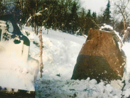 Транспортировка камня с петроглифами из Чальмны-Варрэ в музей истории культуры и быта кольских саамов в с.Ловозеро. 1987 год